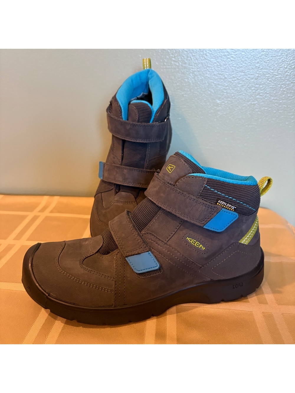 KEEN Kids' Hikeport Mid Strap Waterproof hiking boots, gray, youth size 6